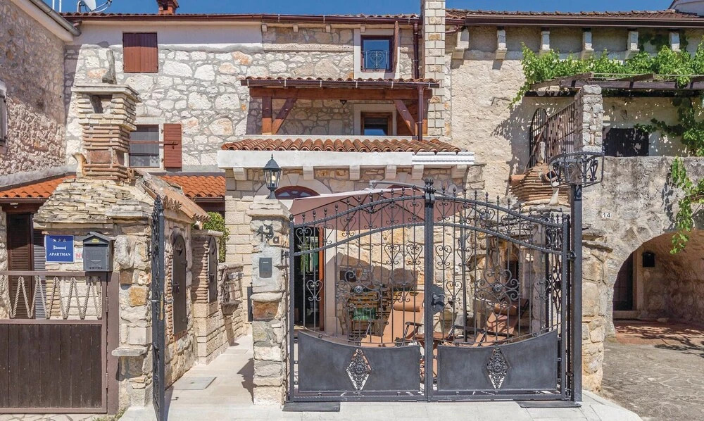 2 Bedroom Beautiful Home In Porec