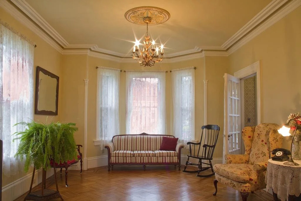 Iconic downtown retreat with firepit & fireplace- walk to Harbor Footbridge