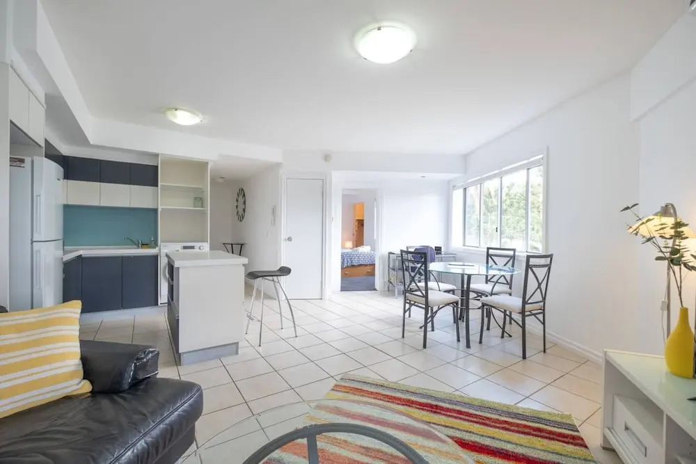 Peaceful 1 Bedroom Apartment with Parking