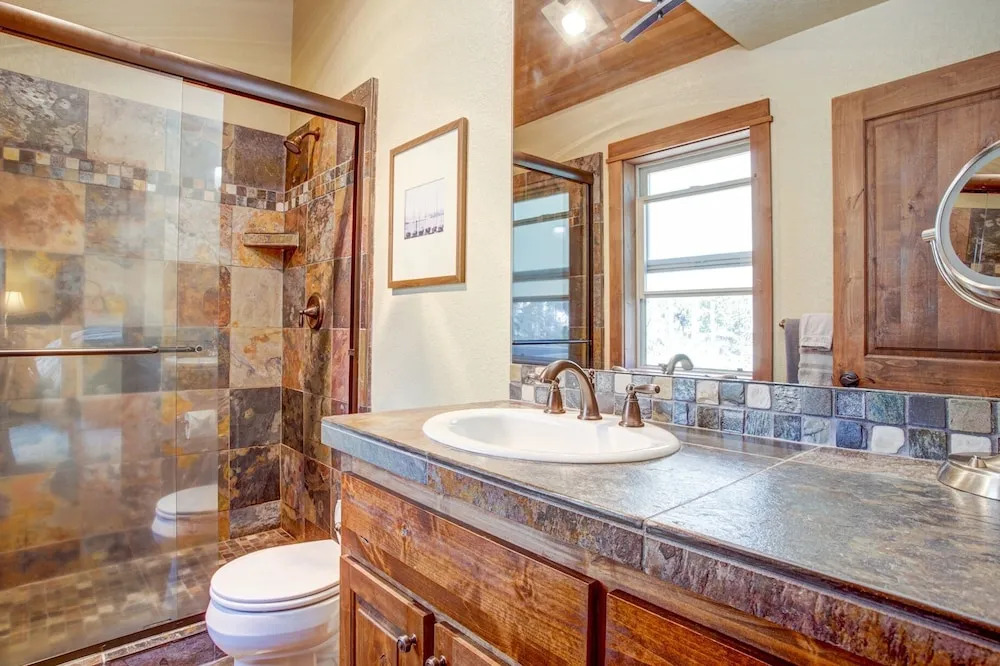 Stunning W/ Hot Tub & Expansive Deck 4 Bedroom Home