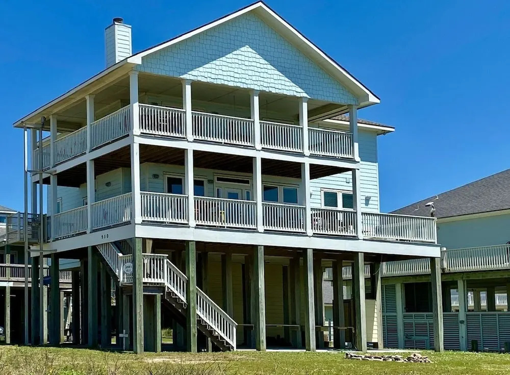 Janie's 4 Bedroom Home by RedAwning