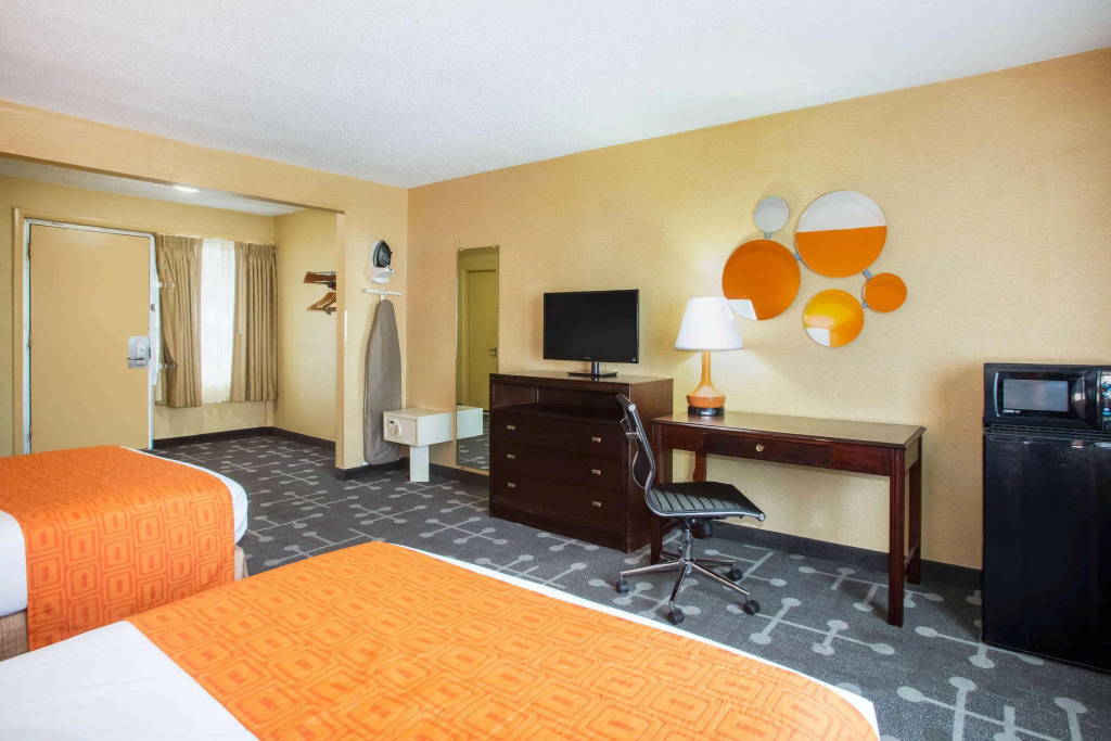 Howard Johnson by Wyndham College Park