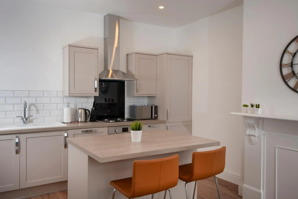 Oliverball Serviced Apartments - Flat A - Spacious ground floor, 1 bedroom apartment in Central Southsea