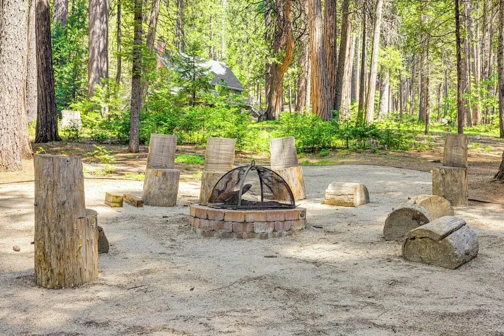 Cabin w/ Deck & Fire Pit in Blue Lake Springs!