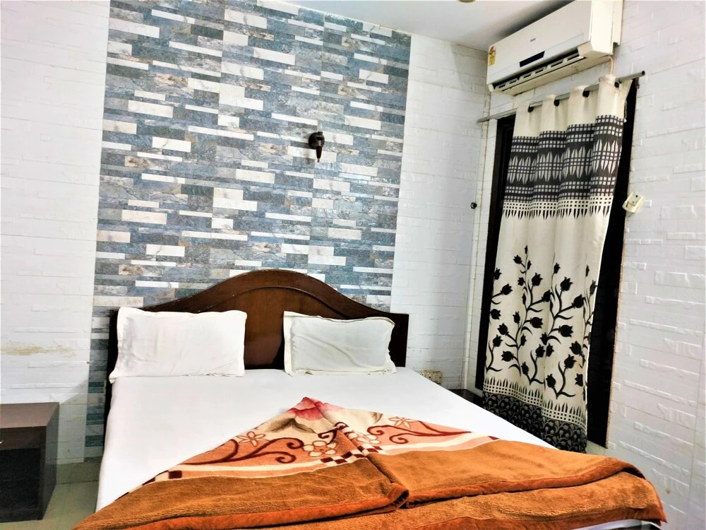 Hotel White Palace,Nizamuddin Railway Station