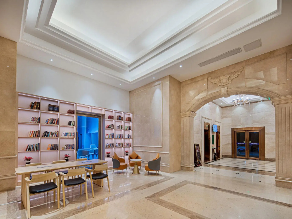 Vienna International Hotel (Shenzhen Pinghu Metro Station)