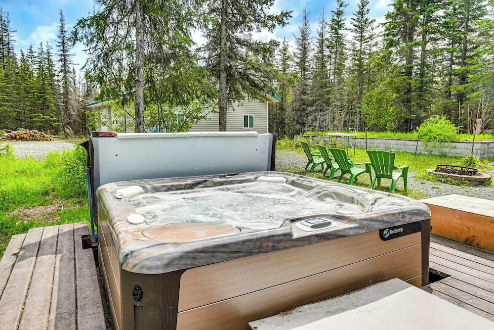 Roomy Log Cabin w/ Hot Tub, Walk to Kenai River!