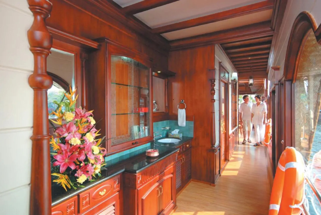Sterling House boat Lake Palace Alleppey
