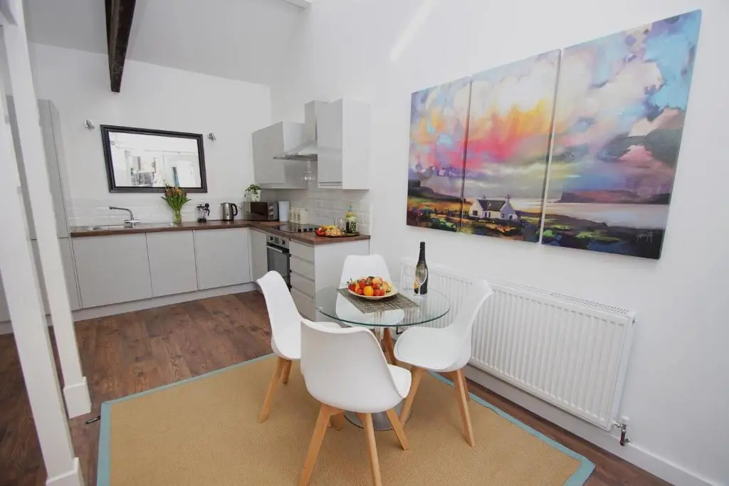 Air Host and Stay - Apartment 1 Broadhurst Court sleeps 4 minutes from town centre