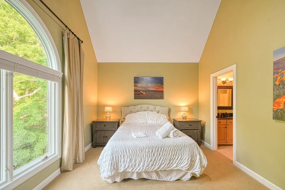 Paradise at Sunset Cove - Lakefront Getaway With Private Dock, Office, Firepit, Deck, & Pool Table