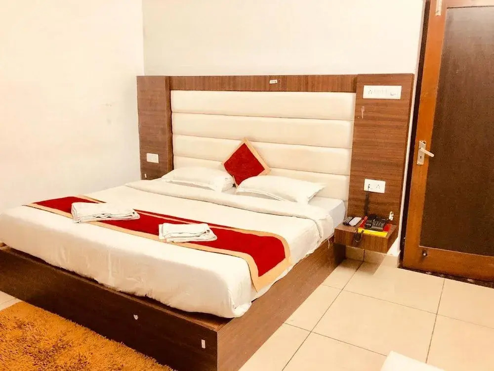 Shalimar Lodge, "700 meter from Katra Bus Stand"