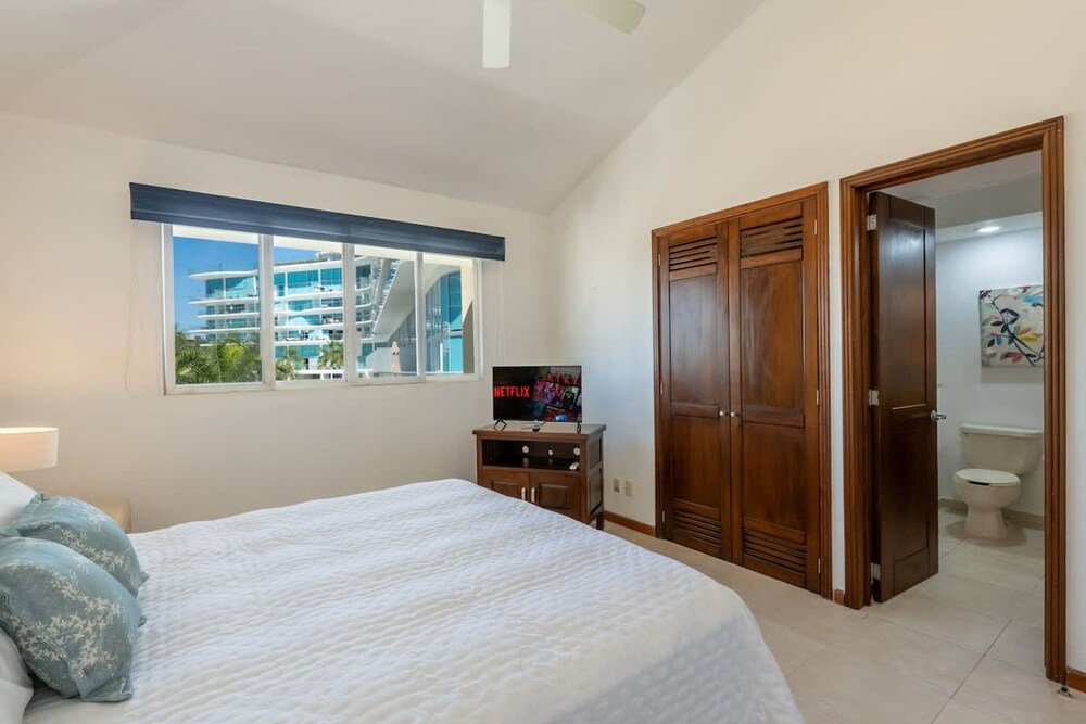 Sleeps 6 Views Beach 1 Block Gated