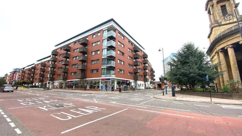 MAEVELA Apartments - Ultra Lavish Luxury 2 Bed Apartment City Centre - With BALCONY - FREE SECURE PARKING - PS4 & Smart TV's