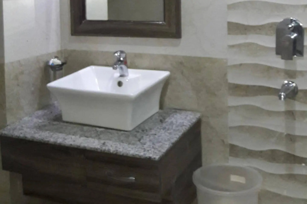 OYO 23595 Hotel Tajway Inn