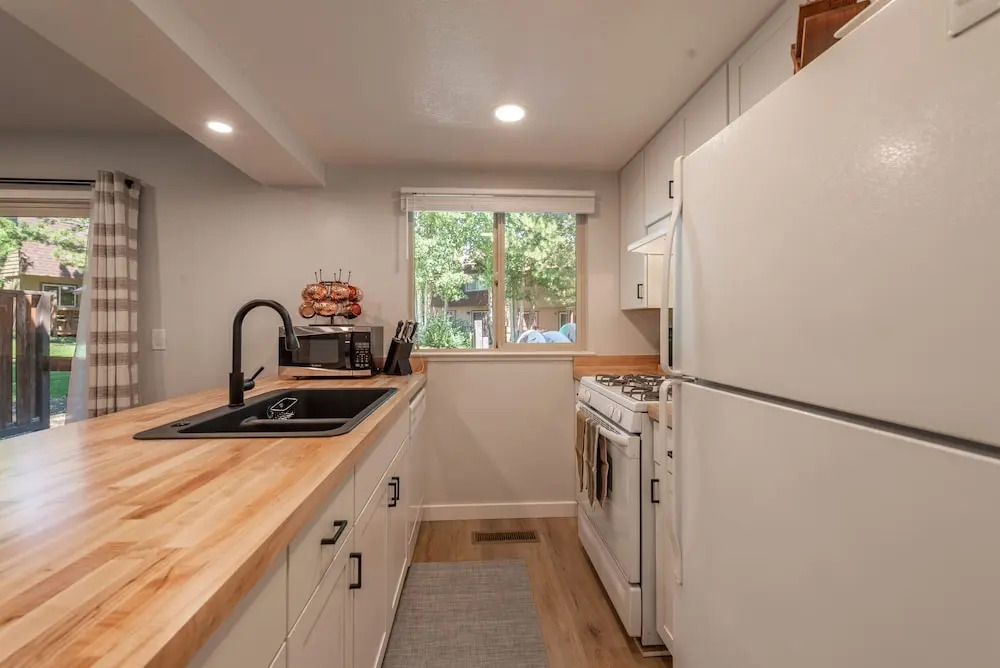 Tahoe City Condo for 8 Slopes Beach Town by Sierra Getaways