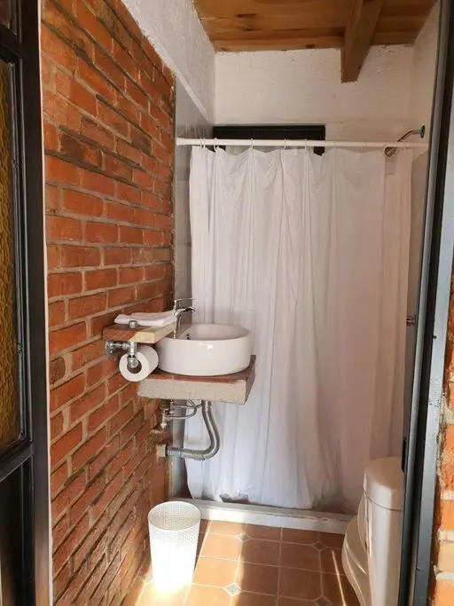 Amplia habitación para 2 en la avenida principal !