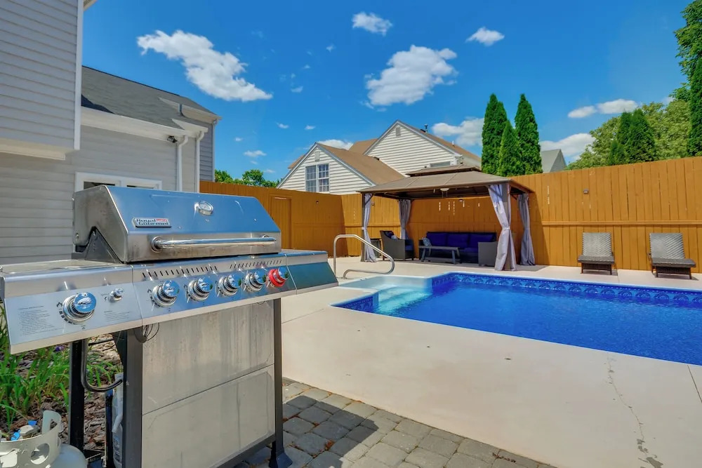 Fenced Yard & Ping-pong Table: Spacious Graham Gem