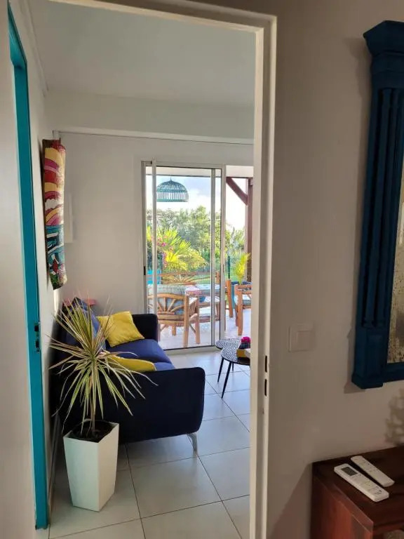 Bel appartement privé, magnifique vue sur la mer des Caraibes et jardin clos, WiFi, à 2mn de la plage