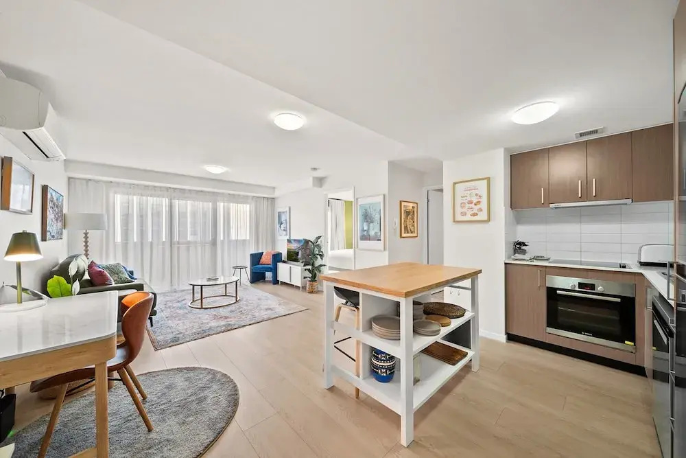 Braddon Retreat: Spacious 1-bed With Parking