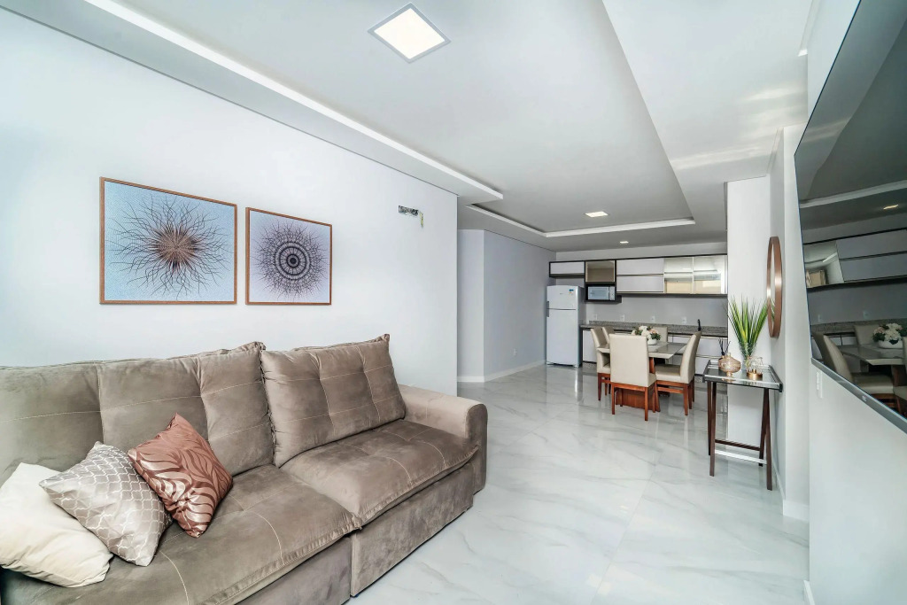 Lindo Apartamento com 2 suítes e piscina em Bombas 705