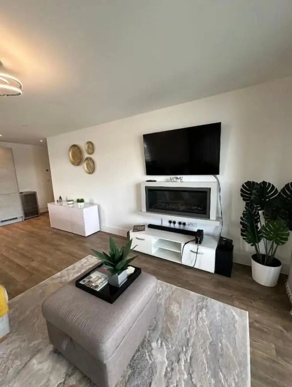2 bed 2 Bath Waterfront Luxury Apartment