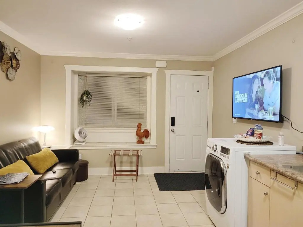 Entire 1BR Suite w King Bed, Private Entrance, Ground Level