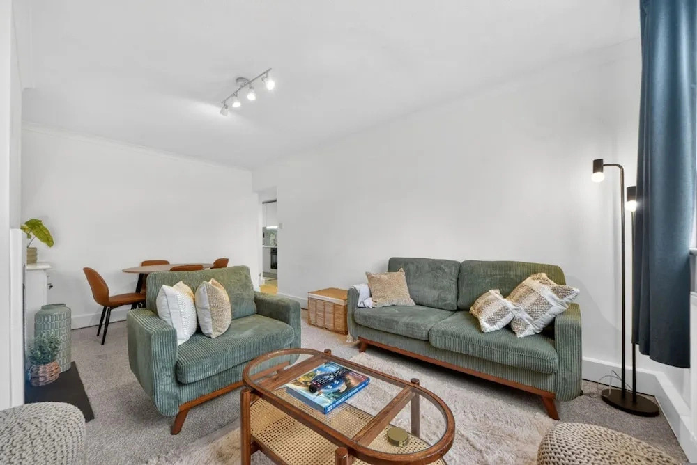 Madeira 2BR Garden Retreat in Bromley With Street Parking
