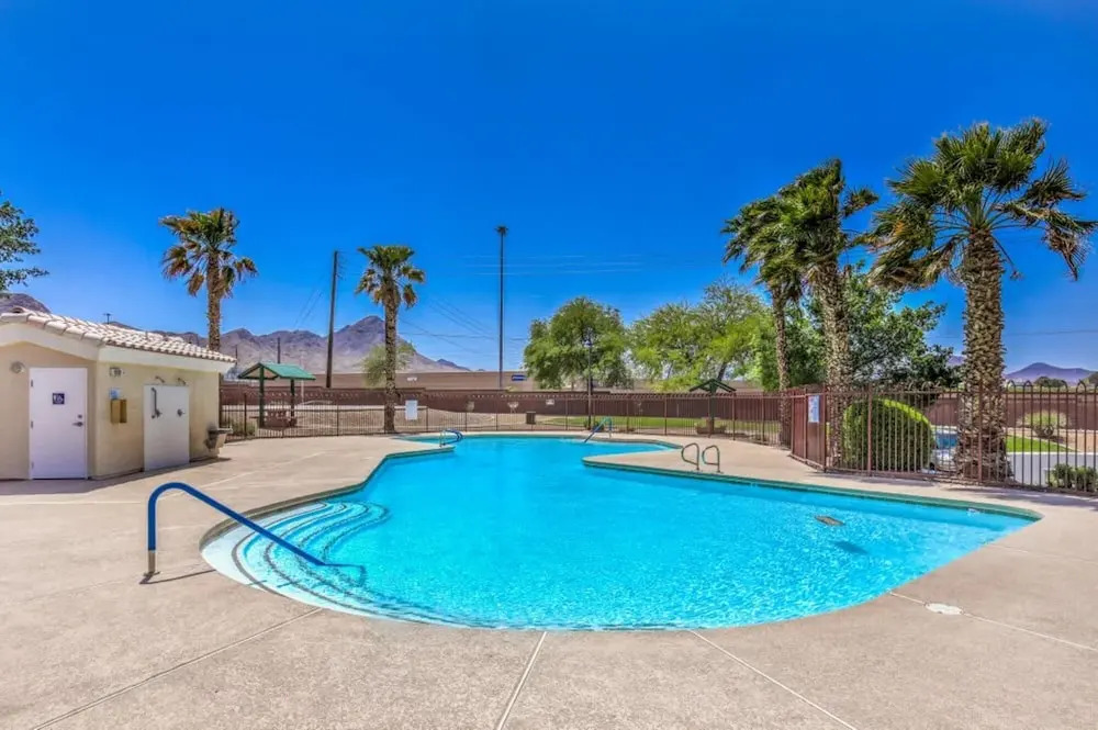 Extended Corporate Beautiful 2 Bedroom Condo With Community Pool Park