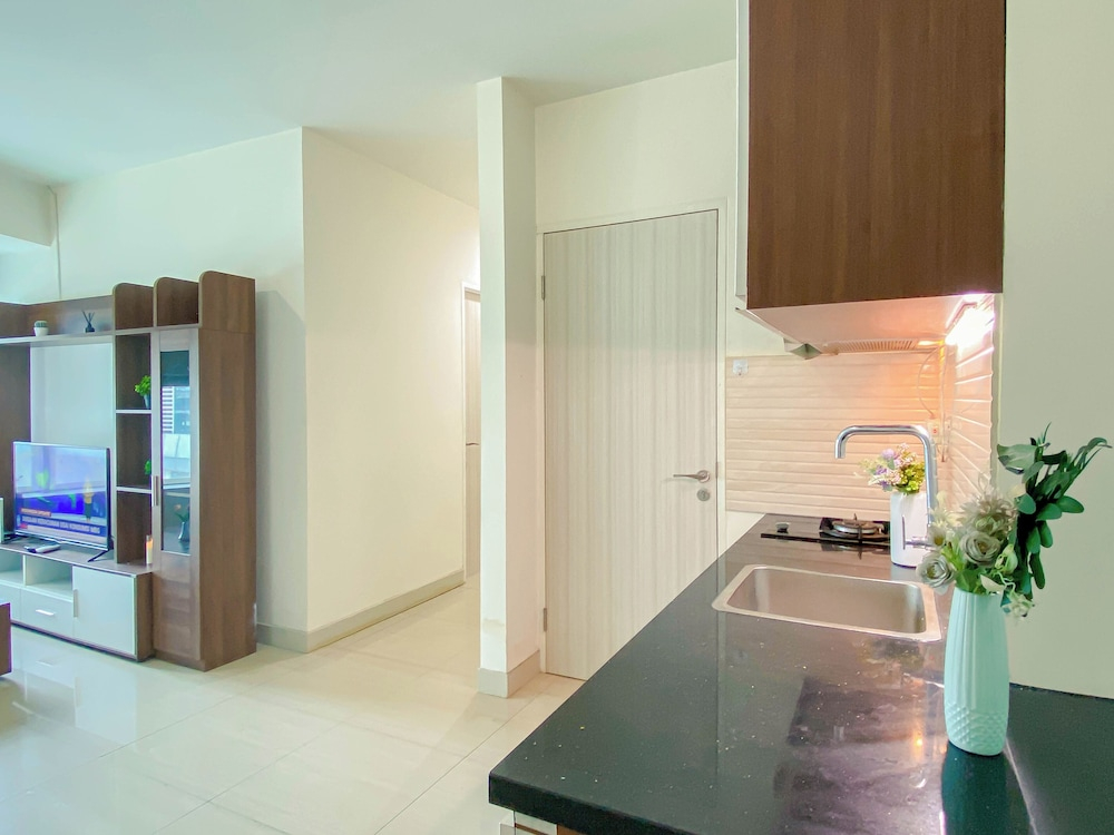 Comfy and Spacious 3BR with Extra Room Grand Kamala Lagoon Apartment By Travelio