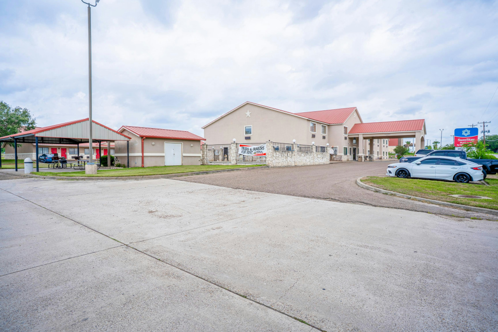 Days Inn & Suites by Wyndham Beeville