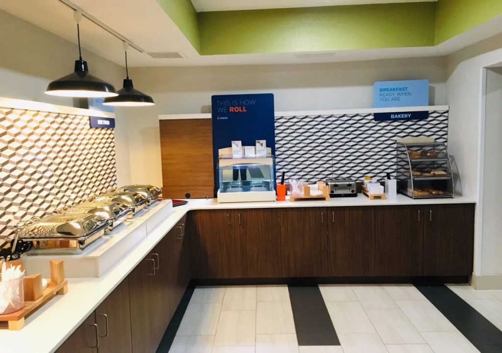Holiday Inn Express & Suites Quincy I-10 by IHG