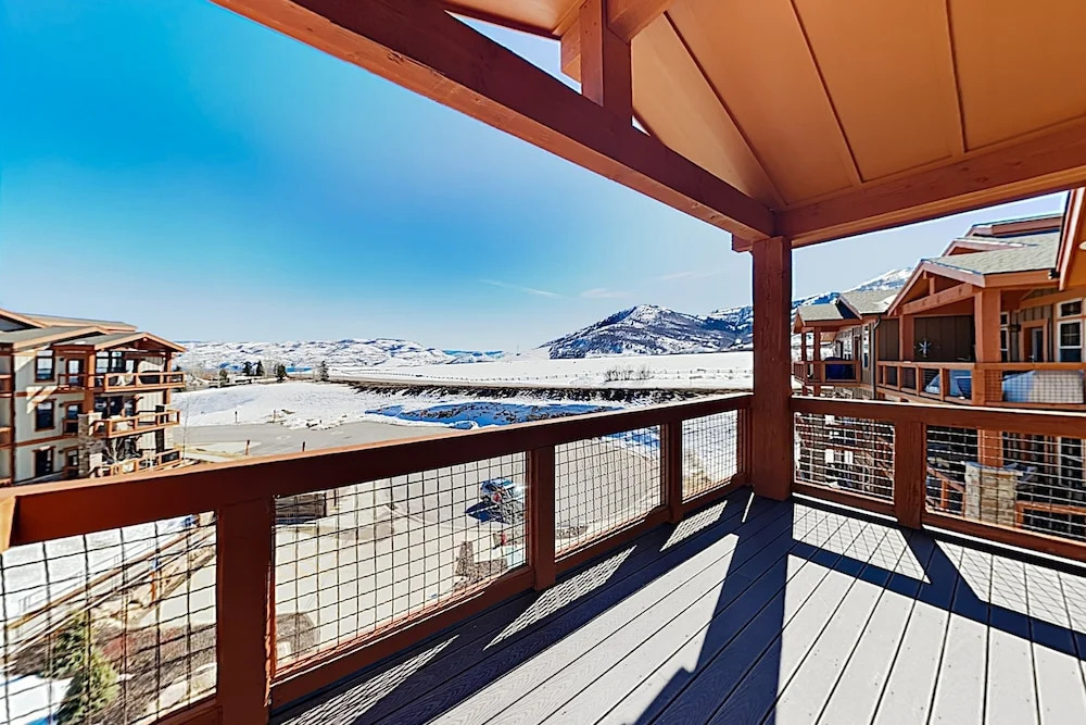 New Listing! Contemporary W/ Lake Views 3 Bedroom Condo
