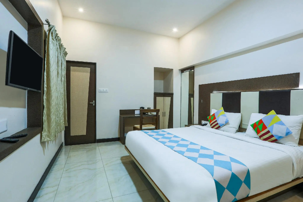 OYO 79915 SRJs Thaneesh Residency