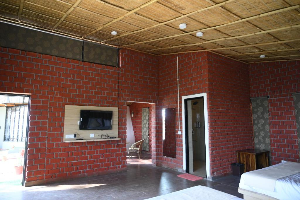 StayVista at tatvam-Mountain views & EV Station