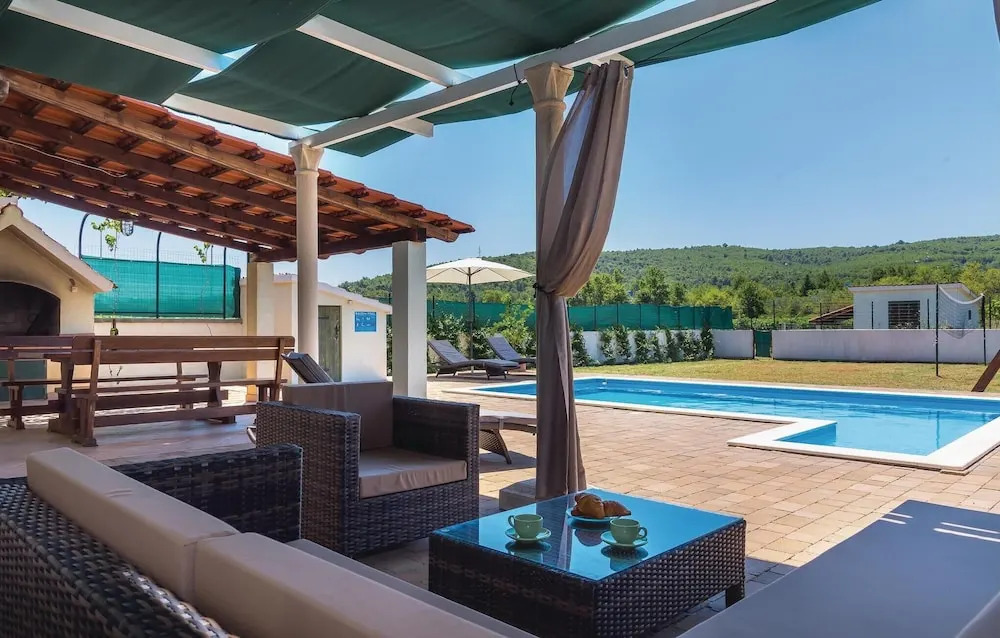 Awesome Home in Dubrava With Wifi and 4 Bedrooms