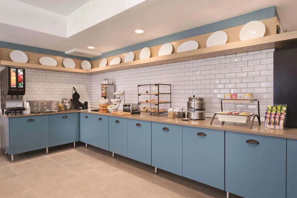 Country Inn & Suites by Radisson, Detroit Lakes