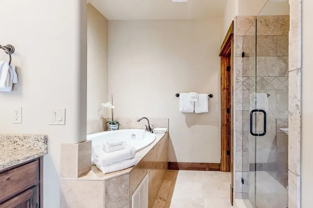 3BR w/ Balcony, Central AC & Deck