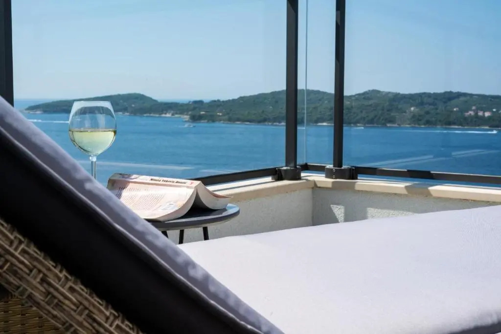 Apartmani D & J with Heated Pool & Stunning Sea View