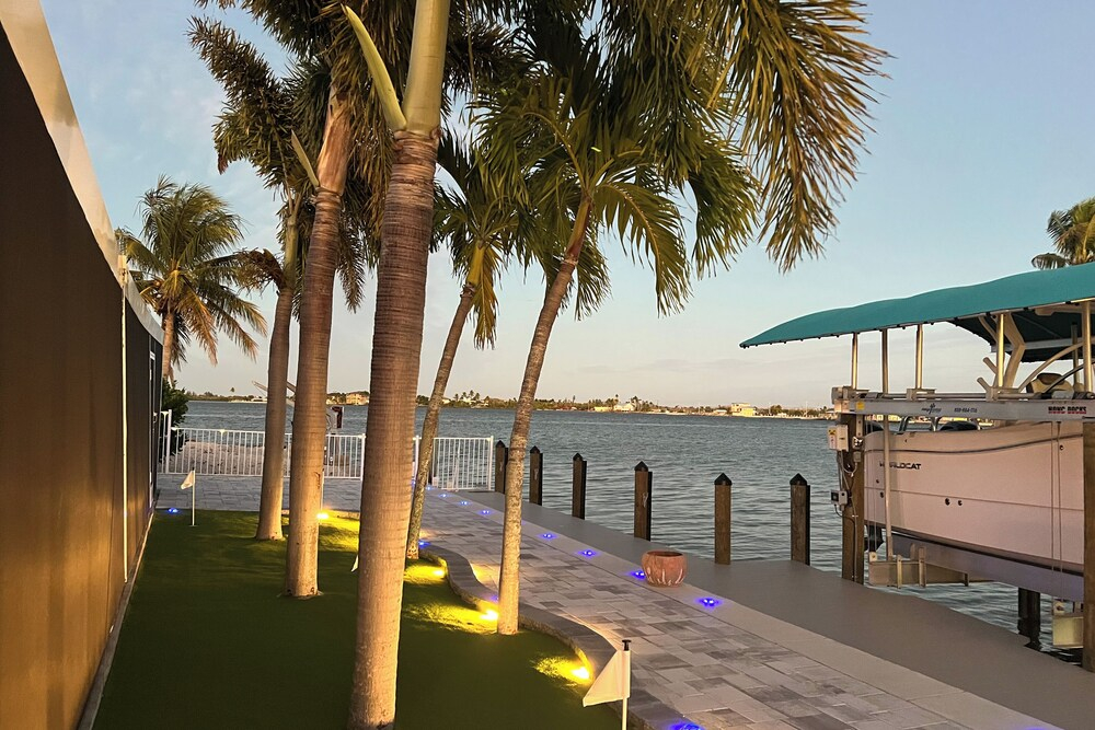 Waterfront Matlacha Home w/ Hot Tub & Grill!