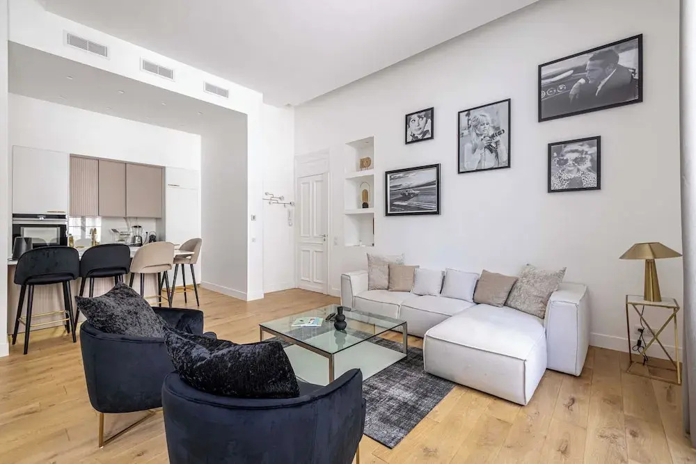 Luxury Renovated 4-room Apartment - rue Hoche - Bourgeois Building