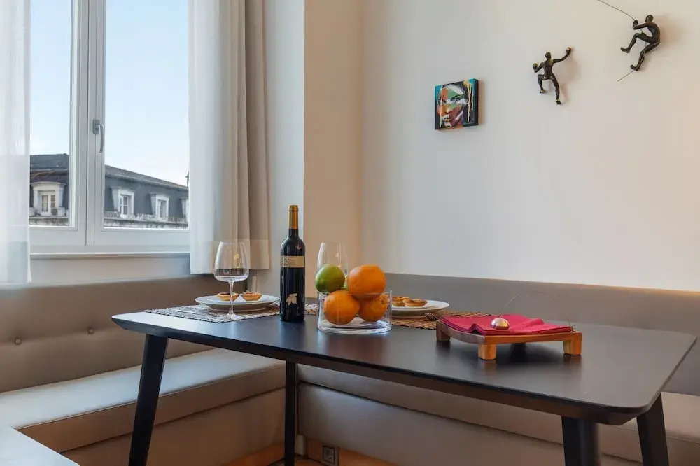 Trendy & Classic 2 Bedroom Apartment