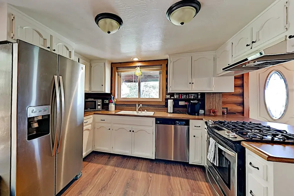 Beautiful Log House: Large Deck & Private Hot Tub 3 Bedroom Home