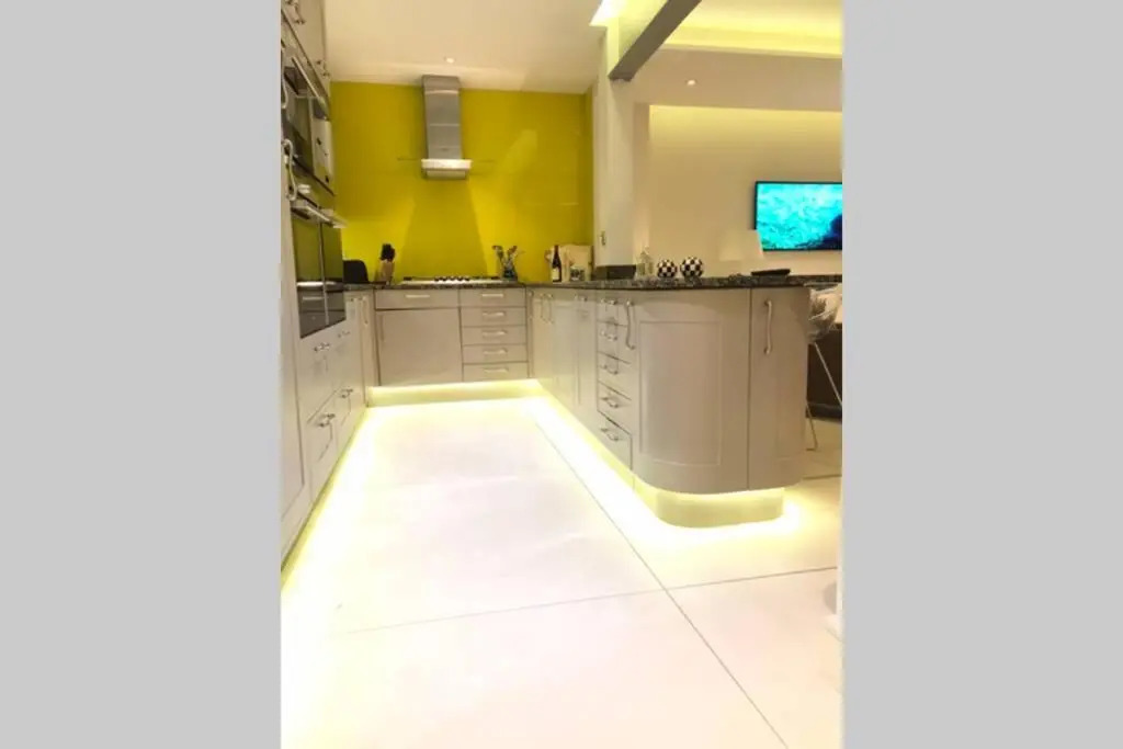 Stylish Large Cool 3 Bed 3 Bath Marylebone +Ac