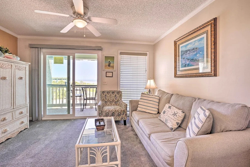 Beachfront Isle of Palms Condo w/ Balcony & Pool!