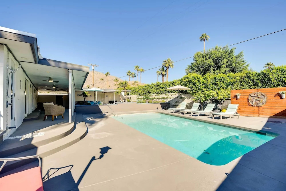 Palm Springs Home: Casita + Fire Pit!