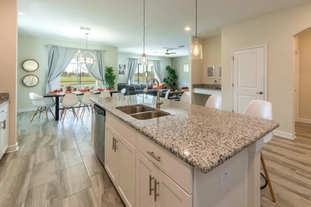 4811- IMPRESSIVE 6 BED VILLA 10 MINUTES to DISNEY, Kissimmee, US