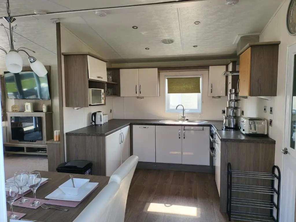 2BR-Sleeps6-Fireplace-Parking-Patio-Seaside