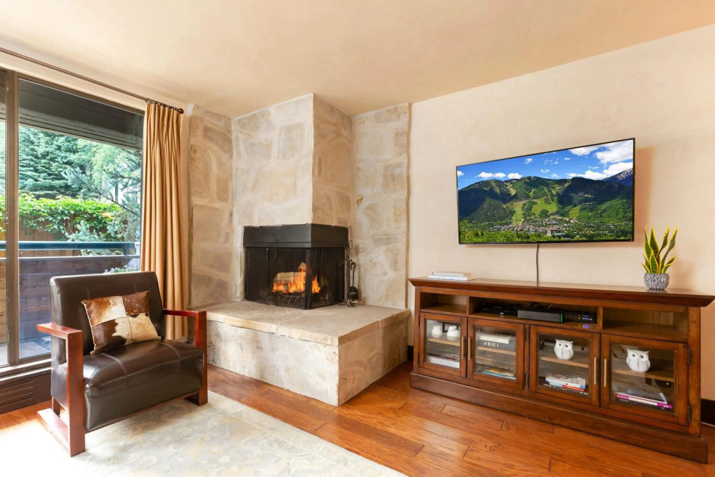 Riverfront 2 BR - Steps to Town & Gondola, Hot Tub