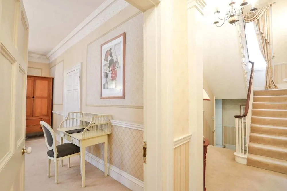 Luxury and Modern Bayswater Apartment