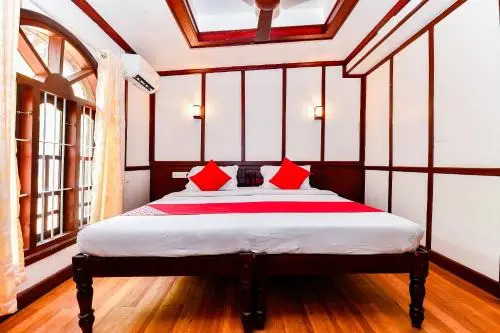 Oyo 25089 Gold River Indraprastha Houseboat